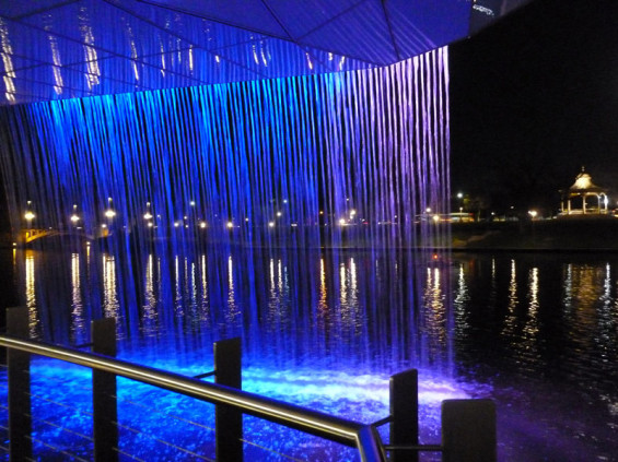 02_New-Riverbank-Bridge-in-Adelaide-incoporates-an-illuminated-water-feature-that-encourages-interaction-with-water_Photo-courtesy-TCL