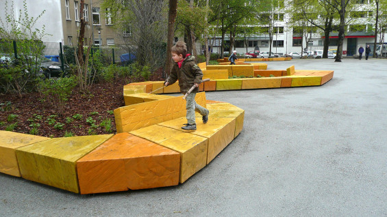 KAL_Child-playing-on-the-'Winding-worm'-bench